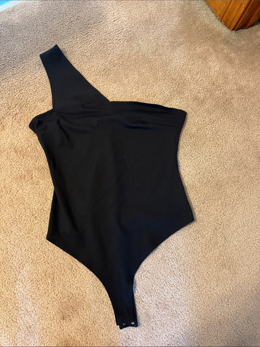 vestique Black Asymmetric One-Shoulder Bodysuit